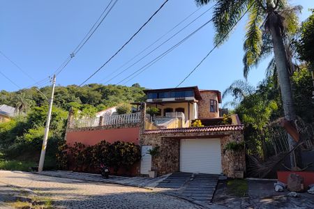 Casa de condomínio para alugar com 600m², 4 quartos e 2 vagas Casa de condomínio para alugar com 600m², 4 quartos e 2 vagasFachada