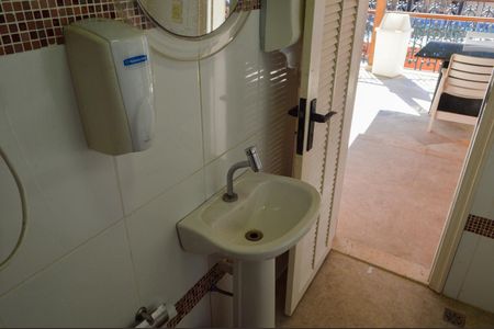 Casa de condomínio para alugar com 600m², 4 quartos e 2 vagas Casa de condomínio para alugar com 600m², 4 quartos e 2 vagasBanheiro da Área Gourmet