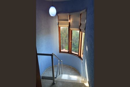 Casa de condomínio para alugar com 600m², 4 quartos e 2 vagas Casa de condomínio para alugar com 600m², 4 quartos e 2 vagasEscada