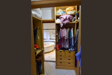 Casa de condomínio para alugar com 600m², 4 quartos e 2 vagas Casa de condomínio para alugar com 600m², 4 quartos e 2 vagasCloset da Suíte 2