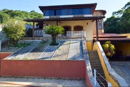 Casa de condomínio para alugar com 600m², 4 quartos e 2 vagas Casa de condomínio para alugar com 600m², 4 quartos e 2 vagasFachada