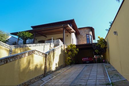 Casa de condomínio para alugar com 600m², 4 quartos e 2 vagas Casa de condomínio para alugar com 600m², 4 quartos e 2 vagasGaragem