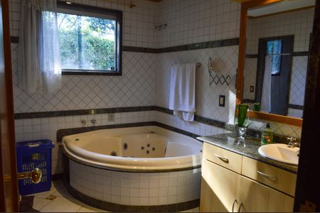 Casa de condomínio para alugar com 600m², 4 quartos e 2 vagas Casa de condomínio para alugar com 600m², 4 quartos e 2 vagasBanheiro da Suíte 2