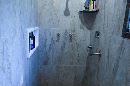 Casa de condomínio para alugar com 600m², 4 quartos e 2 vagas Casa de condomínio para alugar com 600m², 4 quartos e 2 vagasBanheiro da Suíte 2