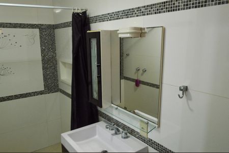 Casa de condomínio para alugar com 600m², 4 quartos e 2 vagas Casa de condomínio para alugar com 600m², 4 quartos e 2 vagasBanheiro da Suíte 1