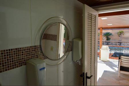 Casa de condomínio para alugar com 600m², 4 quartos e 2 vagas Casa de condomínio para alugar com 600m², 4 quartos e 2 vagasBanheiro da Área Gourmet