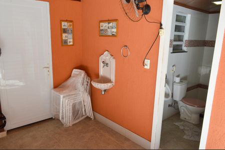 Casa de condomínio para alugar com 600m², 4 quartos e 2 vagas Casa de condomínio para alugar com 600m², 4 quartos e 2 vagasBanheiro da Área Gourmet