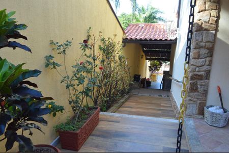 Casa de condomínio para alugar com 600m², 4 quartos e 2 vagas Casa de condomínio para alugar com 600m², 4 quartos e 2 vagasEntrada de Serviço