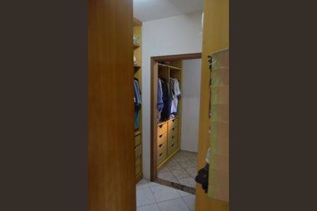 Casa de condomínio para alugar com 600m², 4 quartos e 2 vagas Casa de condomínio para alugar com 600m², 4 quartos e 2 vagasCloset da Suíte 2