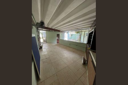 Casa à venda com 254m², 4 quartos e 2 vagas Casa à venda com 254m², 4 quartos e 2 vagasChurrasqueira