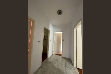 Casa à venda com 254m², 4 quartos e 2 vagas Casa à venda com 254m², 4 quartos e 2 vagasCorredor