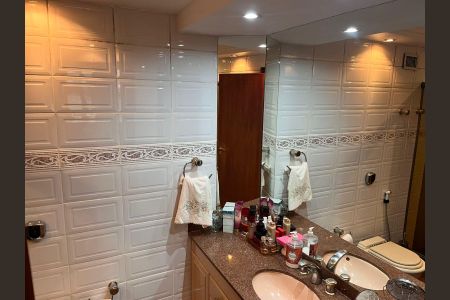 Apartamento à venda com 125m², 3 quartos e 1 vaga Apartamento à venda com 125m², 3 quartos e 1 vagaBanheiro da suíte