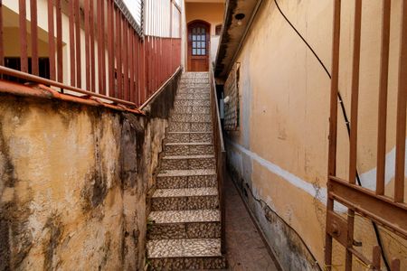 Casa para alugar com 58m², 2 quartos e 1 vagaEscada