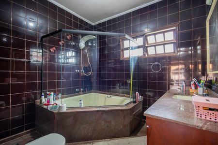 Casa à venda com 336m², 4 quartos e 4 vagasBanheiro da Suíte 1