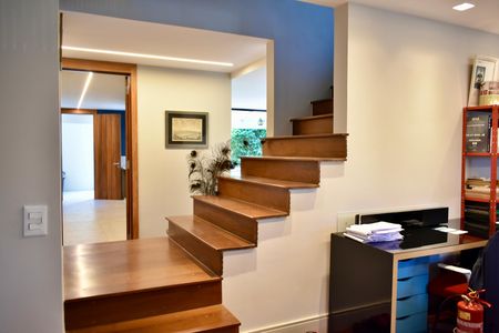 Casa para alugar com 290m², 4 quartos e 5 vagasEscada