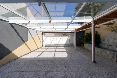 Casa à venda com 187m², 2 quartos e 4 vagas Casa à venda com 187m², 2 quartos e 4 vagasGaragem