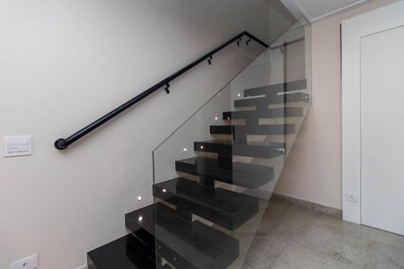 Casa à venda com 187m², 2 quartos e 4 vagas Casa à venda com 187m², 2 quartos e 4 vagasEscada