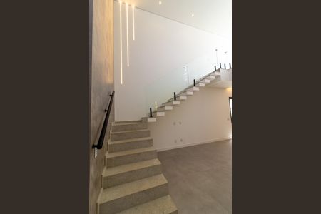 Casa de condomínio à venda com 240m², 3 quartos e 4 vagasEscada