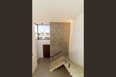 Casa de condomínio à venda com 240m², 3 quartos e 4 vagasEscada 