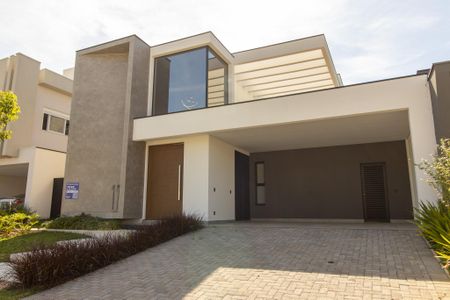Casa de condomínio à venda com 240m², 3 quartos e 4 vagasFachada