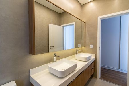 Casa de condomínio à venda com 240m², 3 quartos e 4 vagasBanheiro da Suíte 1