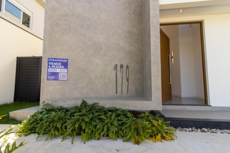 Casa de condomínio à venda com 240m², 3 quartos e 4 vagasPlaca