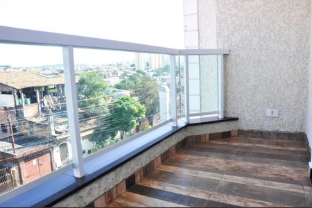 Casa à venda com 180m², 4 quartos e 4 vagasDetalhe - Varanda do Quarto 01 com Closet e Suíte