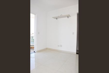 Casa à venda com 180m², 4 quartos e 4 vagasDetalhe - Quarto 01 com Closet e Suíte