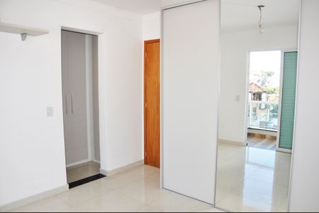 Casa à venda com 180m², 4 quartos e 4 vagasDetalhe - Quarto 01 com Closet e Suíte