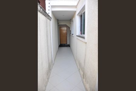 Casa à venda com 180m², 4 quartos e 4 vagasDetalhe - Corredor Externo