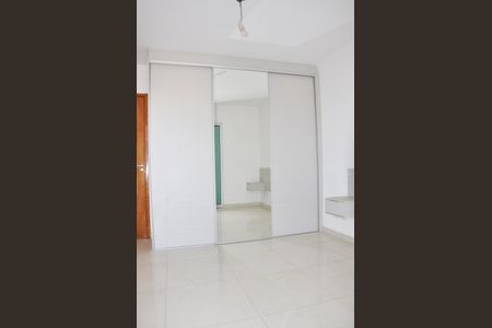 Casa à venda com 180m², 4 quartos e 4 vagasDetalhe - Quarto 01 com Closet e Suíte