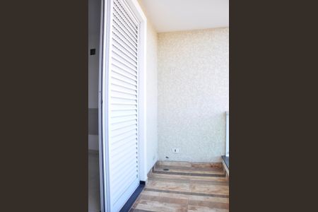 Casa à venda com 180m², 4 quartos e 4 vagasDetalhe - Varanda do Quarto 01 com Closet e Suíte