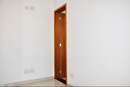 Casa à venda com 180m², 4 quartos e 4 vagasDetalhe - Quarto 03 com Suíte