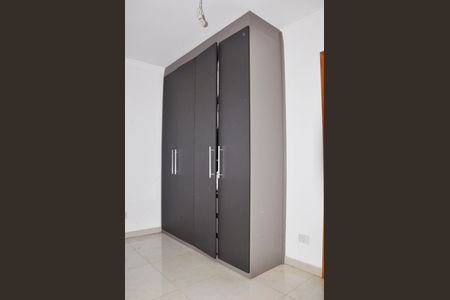 Casa à venda com 180m², 4 quartos e 4 vagasDetalhe - Quarto 02 com Suíte