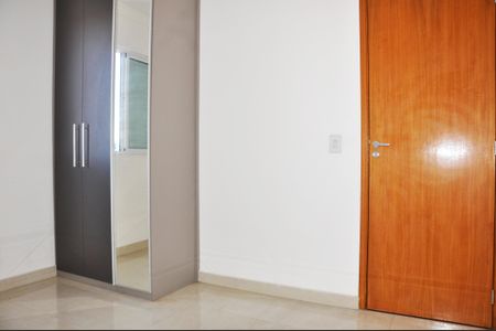 Casa à venda com 180m², 4 quartos e 4 vagasDetalhe - Quarto 03 com Suíte
