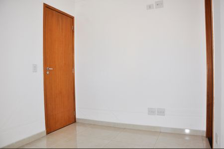 Casa à venda com 180m², 4 quartos e 4 vagasDetalhe - Quarto 03 com Suíte