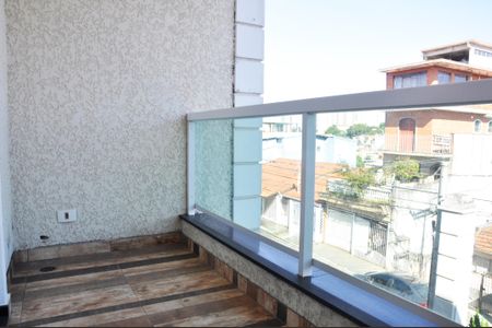 Casa à venda com 180m², 4 quartos e 4 vagasDetalhe - Varanda do Quarto 01 com Closet e Suíte