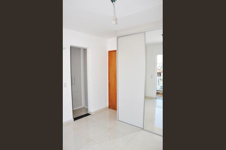 Casa à venda com 180m², 4 quartos e 4 vagasDetalhe - Quarto 01 com Closet e Suíte