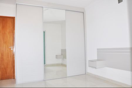 Casa à venda com 180m², 4 quartos e 4 vagasDetalhe - Quarto 01 com Closet e Suíte