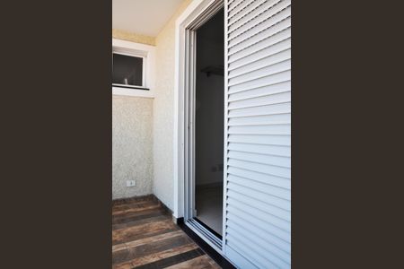 Casa à venda com 180m², 4 quartos e 4 vagasDetalhe - Varanda do Quarto 01 com Closet e Suíte