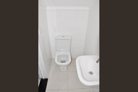 Casa à venda com 180m², 4 quartos e 4 vagasDetalhe - Banheiro na Garagem