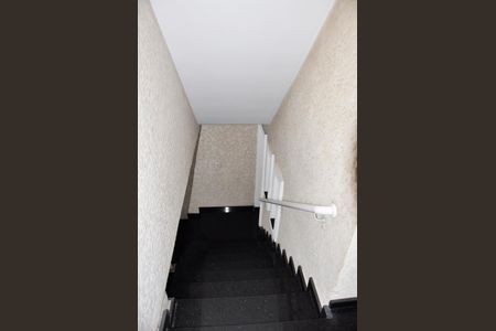 Casa à venda com 180m², 4 quartos e 4 vagasDetalhe - Escada Entrada e Saída