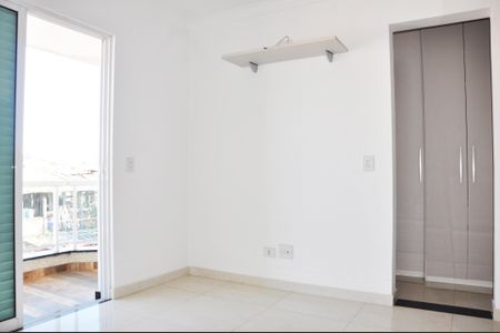 Casa à venda com 180m², 4 quartos e 4 vagasDetalhe - Quarto 01 com Closet e Suíte