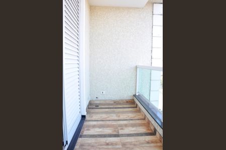 Casa à venda com 180m², 4 quartos e 4 vagasDetalhe - Varanda do Quarto 01 com Closet e Suíte