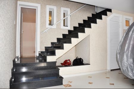 Casa à venda com 180m², 4 quartos e 4 vagasDetalhe - Escada Entrada e Saída