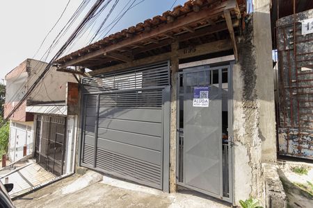 Casa para alugar com 80m², 2 quartos e sem vagaFachada e Plaquinha