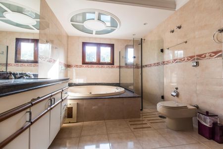 Casa de condomínio à venda com 540m², 4 quartos e 6 vagas Casa de condomínio à venda com 540m², 4 quartos e 6 vagasBanheiro da Suíte 4