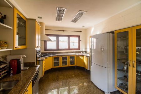 Casa de condomínio à venda com 540m², 4 quartos e 6 vagas Casa de condomínio à venda com 540m², 4 quartos e 6 vagasCozinha