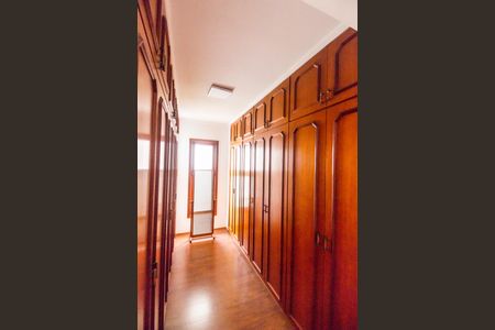 Casa de condomínio à venda com 540m², 4 quartos e 6 vagas Casa de condomínio à venda com 540m², 4 quartos e 6 vagasCloset da suíte 4