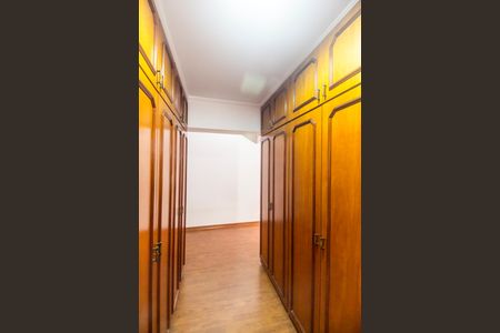 Casa de condomínio à venda com 540m², 4 quartos e 6 vagas Casa de condomínio à venda com 540m², 4 quartos e 6 vagasCloset da suíte 4